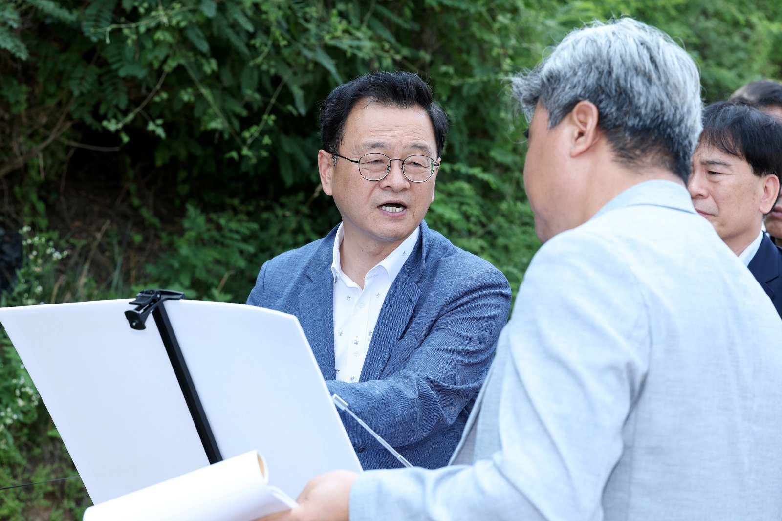 민경선 고양시장 당선인(왼쪽)이 일산나들목(IC) 현장에서 직결램프 설치 방안을 논의하고 있다. 고양시 제공