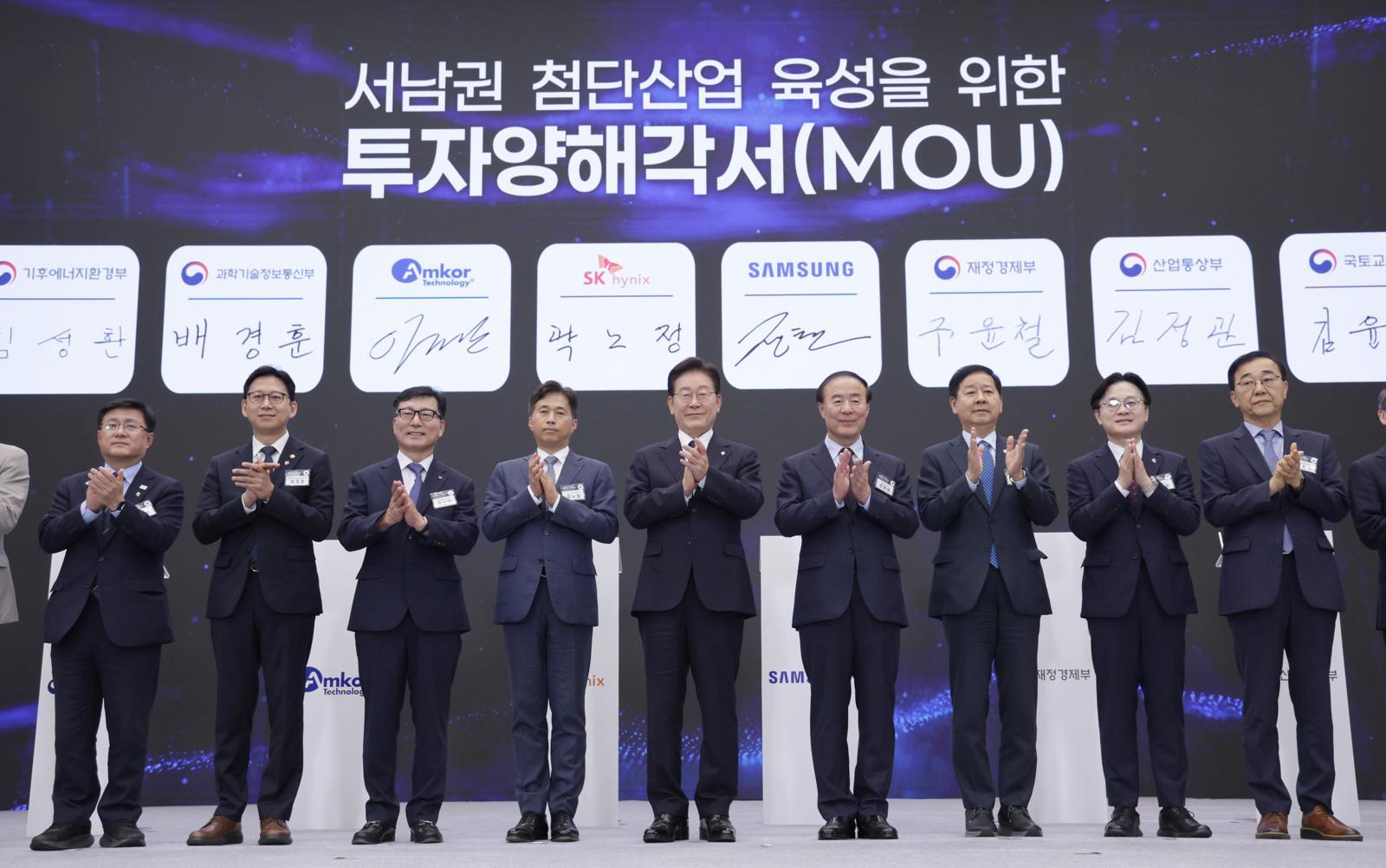 이재명 대통령이 30일 광주 서구 김대중컨벤션센터에서 곽노정 SK하이닉스 대표이사, 전영현 삼성전자 대표이사 부회장, 이진안 앰코코리아 대표이사 등 참석자와 ‘서남권 첨단산업 육성을 위한 투자양해각서(MOU)’ 체결식을 마치고 기념사진을 찍고 있다./2026.6.30. 청와대사진기자단
