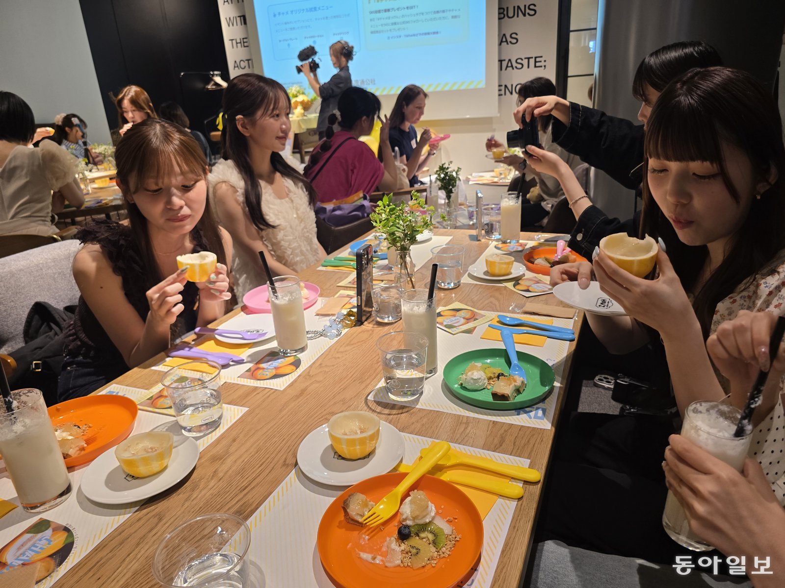 지난달 12일 일본 도쿄의 한 카페에서 열린 한국산 참외 시식 행사에서 시민들이 참외의 껍질까지 맛보고 있다. 일본에선 영양분이 많다는 이유로 참외를 껍질째 먹는 소비자가 많다.
도쿄=황인찬 특파원 hic@donga.com
