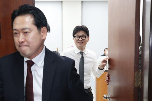 지난 2024년 12월 당시 한동훈 국민의힘 대표가 서울 여의도 국회 당대표실에서 회의를 하던 중 잠시 문을 열어 장동혁 등 의원들을 배웅하고 있는 모습. (사진=뉴시스)
