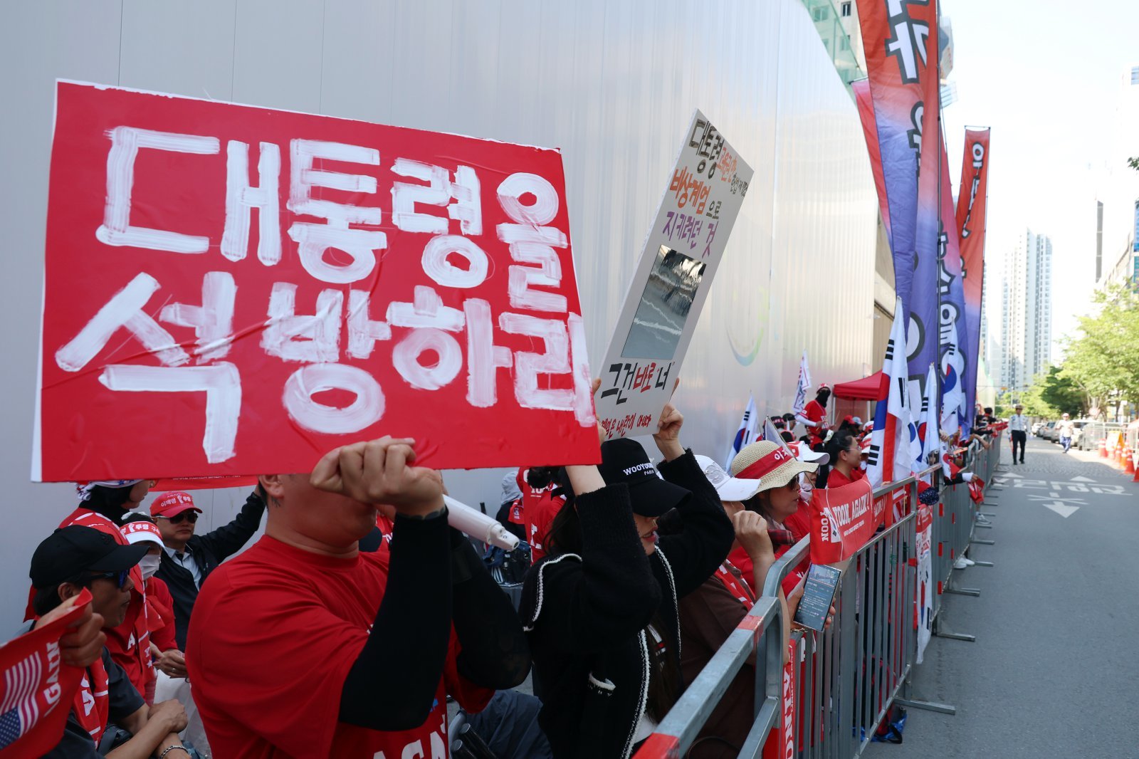 “尹 구치소 독방 에어컨 설치해달라” 진정…인권위 각하