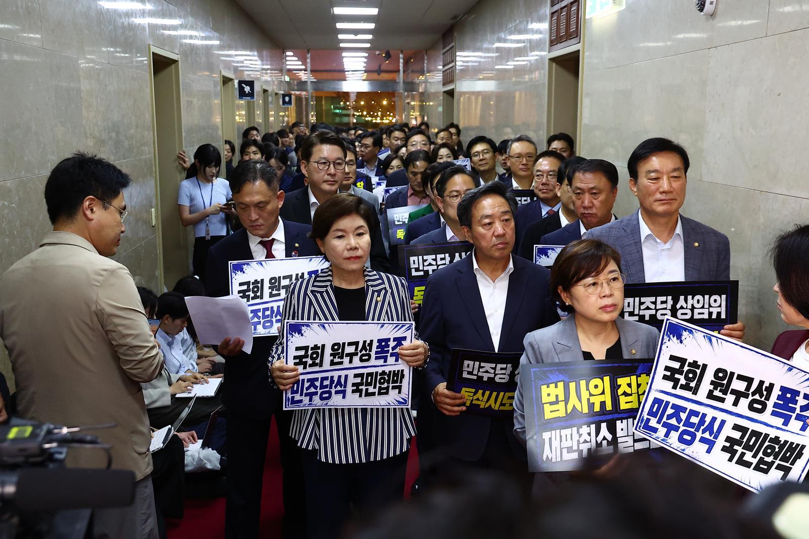 국민의힘 의원들이 30일 오후 서울 여의도 국회에서 원구성에 항의하기 위해 국회의장실로 향하고 있다. 2026.06.30. 뉴시스
