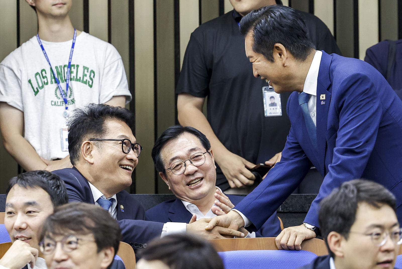 송영길 더불어민주당 의원과 정청래 전 대표가 30일 서울 여의도 국회에서 열린 더불어민주당 의원총회에서 인사를 나누고 있다. 2026.06.30. 뉴시스