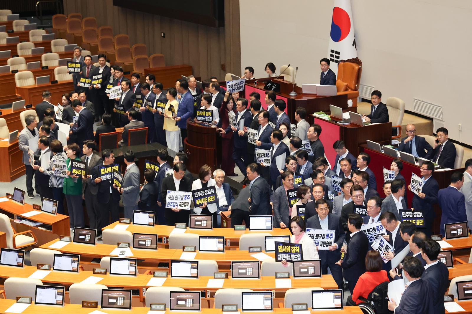 민주, 상임위원장 11곳 단독 선출…국힘 피켓 시위·퇴장 반발