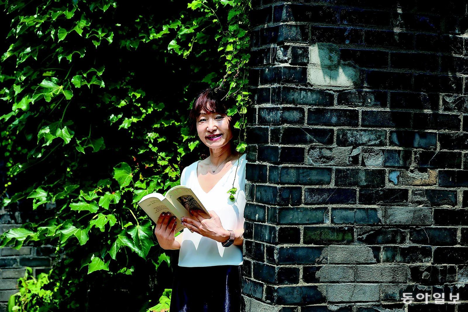 은희경 “‘젊을 때는 좋았는데’ 표현 안 써…늙음을 부정하고 싶지 않았다”