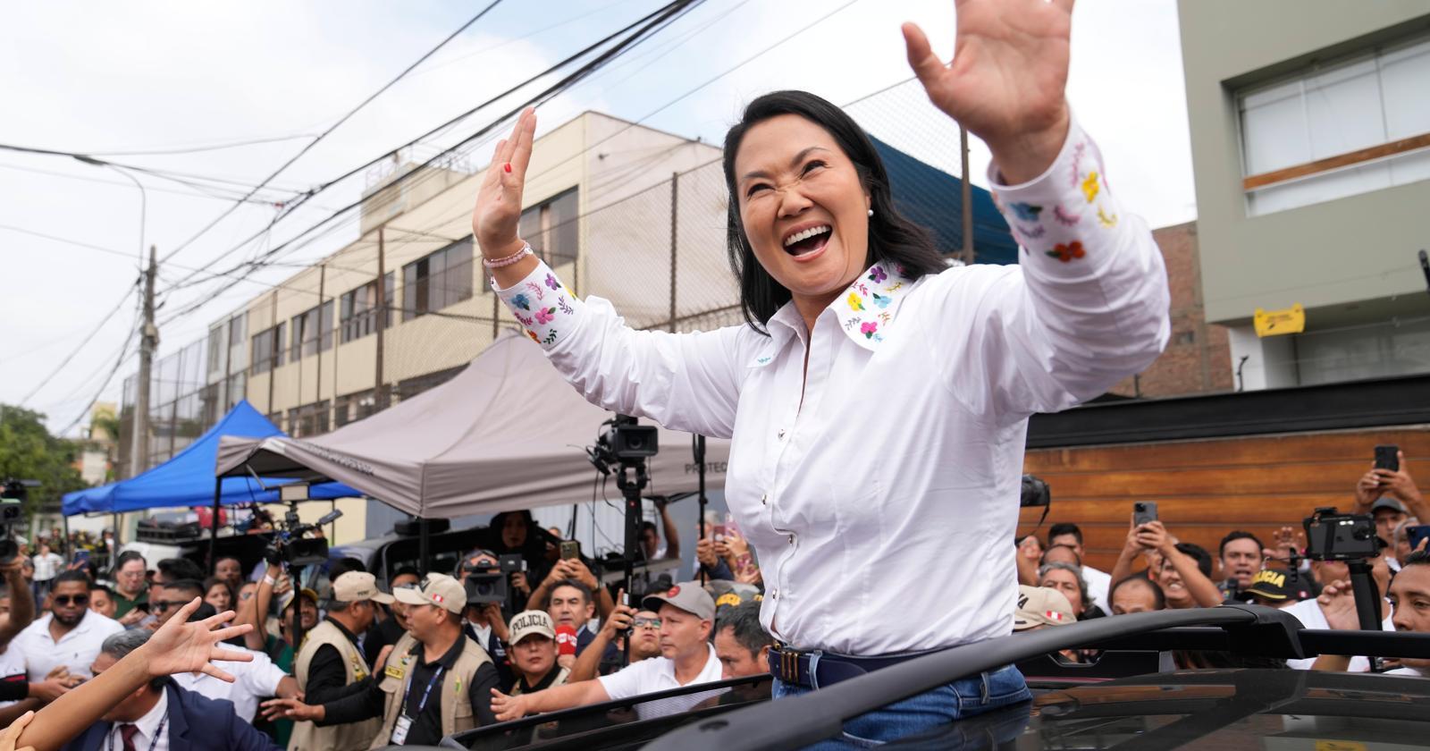 페루 대선 결선 투표가 실시된 지난달 7일 수도 리마에서 일본계 게이코 후지모리 ‘민중의힘’ 후보가 유권자들에게 인사하고 있다. 선거관리위원회는 개표를 완료한 같은 달 29일에야 그의 승리를 선언했다. 리마=AP 뉴시스
