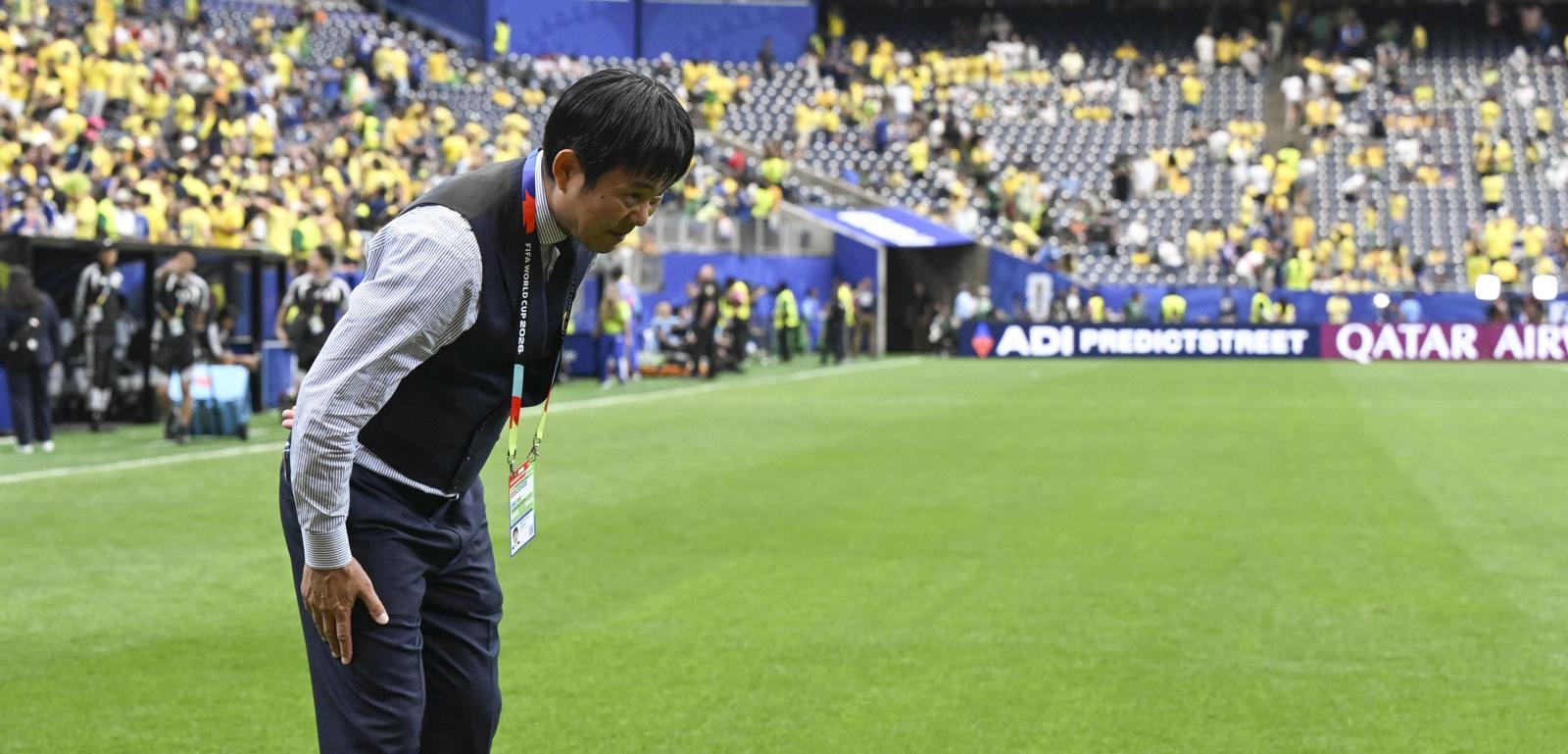 박수 받는 日감독
모리야스 하지메 일본 축구 대표팀 감독이 30일 열린 브라질과의 2026 북중미 월드컵 32강전에서 1-2로 패한 뒤 경기장을 찾은 일본 팬들을 향해 90도 인사를 하고 있다. 일본은 이날 선제골을 터뜨렸지만 뒷심 부족으로 역전패해 월드컵 토너먼트 첫 승 달성에 실패했다. 휴스턴=신화 뉴시스