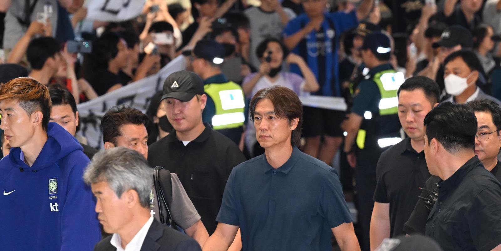 야유 받는 韓감독
2026 북중미 월드컵 조별리그 탈락 후 사퇴한 홍명보 전 한국 축구 대표팀 감독(가운데)이 30일 선수단 본진과 함께 인천국제공항을 통해 입국하고 있다. 공항을 찾은 수백 명의 팬들이 고성을 지르며 야유를 쏟아내는 가운데 홍 전 감독은 굳은 표정으로 공항을 빠져나갔다. 인천=신원건 기자 laputa@donga.com