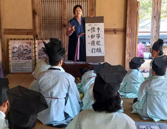 갓 쓰고 다도 수업… “괴산 화양서원으로 선비 체험 떠나요”