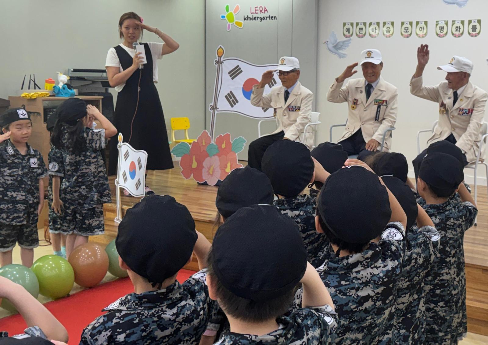 “6·25 참전용사 할아버지들께 모두 경례!”