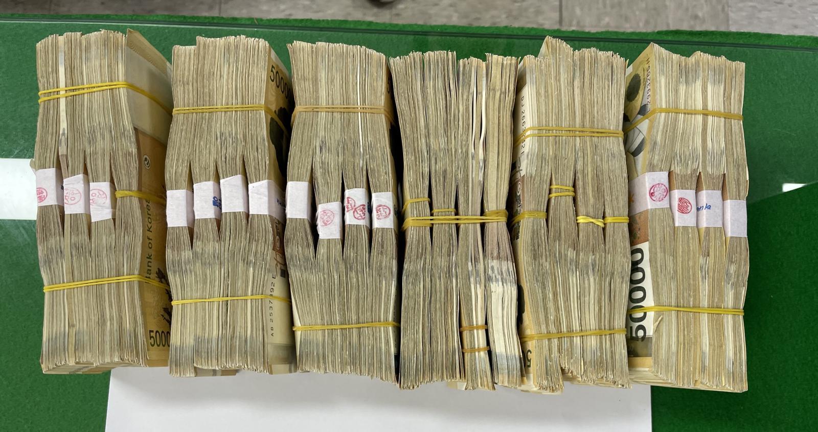 대구경찰청은 30일 대포계좌를 모집해 범죄조직에 공급한 혐의(전자금융거래법 위반)로 A 씨(20) 등 38명을 검거하고 이 중 14명을 구속했다고 밝혔다. 사진은 경찰이 이들에게서 압수한 현금. 대구경찰청 제공.