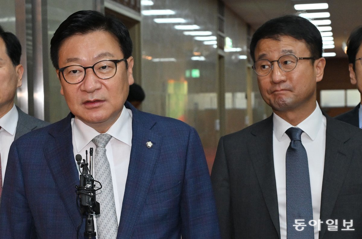 국민의힘 정점식 원내대표(왼쪽)와 민주당 한병도 원내대표가 30일 서울 여의도 국회에서 국회의장 주재 회동을 마친 뒤 결과를 발표하고 있다. 22대 국회 후반기 원 구성 협상이 이날 결렬되면서 더불어민주당은 법제사법위원장 등 11개 상임위원회 위원장 선출을 강행했다. 이훈구 기자ufo@donga.com