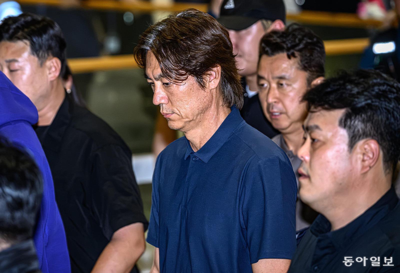 축구 국가대표팀 홍명보 감독과 선수들, 축구협회 임원 등이 30일 오전 인천국제공항 2터미널을 통해 귀국하고 있다. 신원건 기자 laputa@donga.com