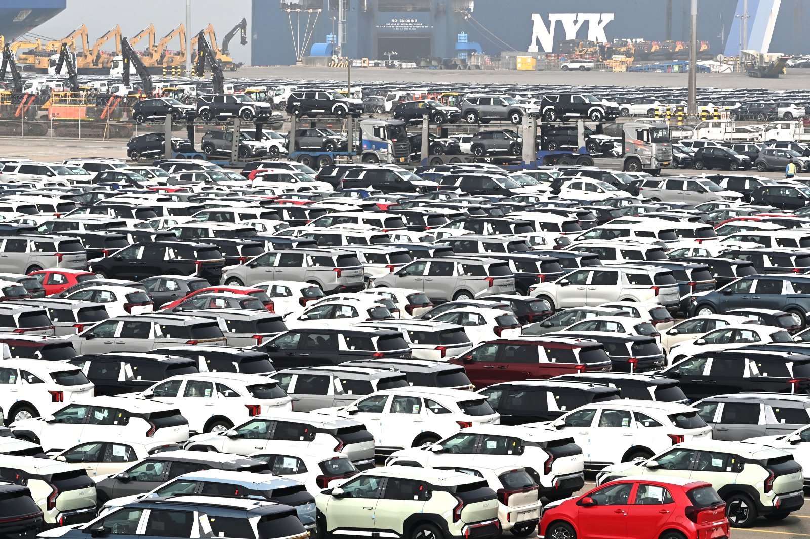 June Exports Exceed $100 Billion for First Time, Driven by Semiconductor Boom