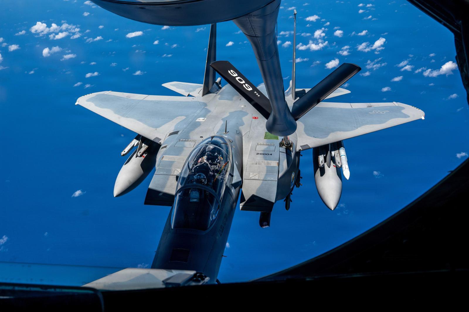 미국 공군의 최신예 F-15EX 전투기가 지난달 29일(현지시간) 미 본토에서 일본 오키나와 가데나 기지로 이동하는 과정에서 공중급유를 받고 있다. 출처 미 공군 SNS