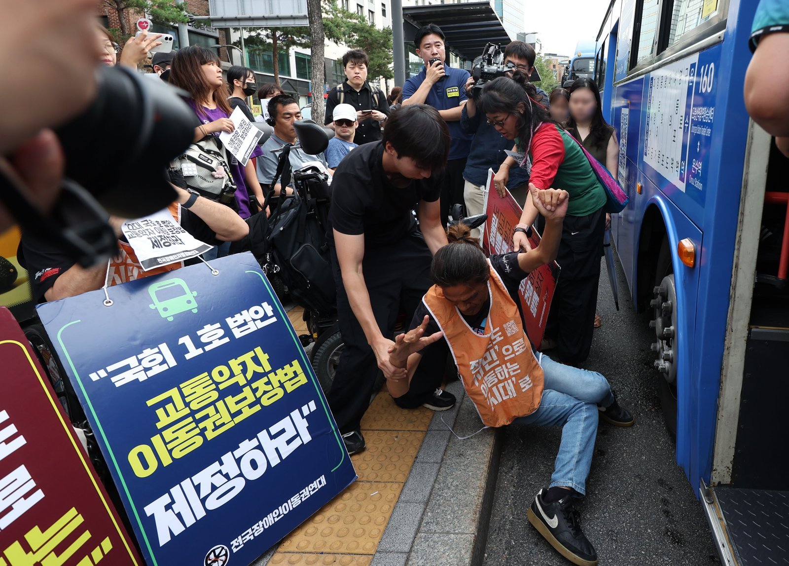 전장연 버스 시위 재개…출근하던 승객들 전부 내리기도