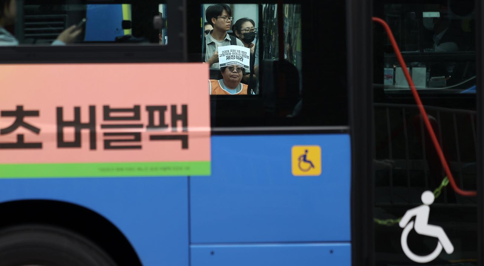 전국장애인차별철폐연대 회원들이 1일 서울 종로구 혜화동의 버스정류장에서 교통약자이동권보장법 전면 개정을 촉구하고 있다. 2026.07.01 뉴시스