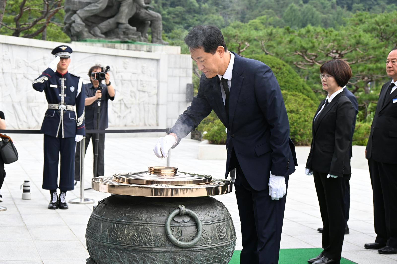오세훈 서울시장이 1일 서울 동작구 국립서울현충원을 방문해 현충탑에 분향하고 있다.  서울시 제공