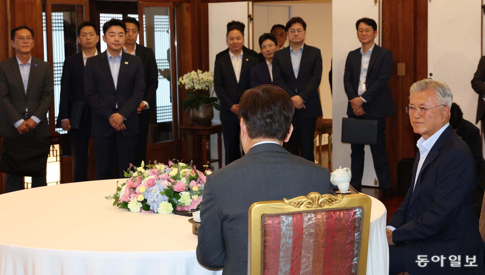 이재명 대통령이 1일 청와대에서 문재인 전 대통령과 오찬에 앞서 모두발언을 하고 있다. 김재명 기자 base@donga.com