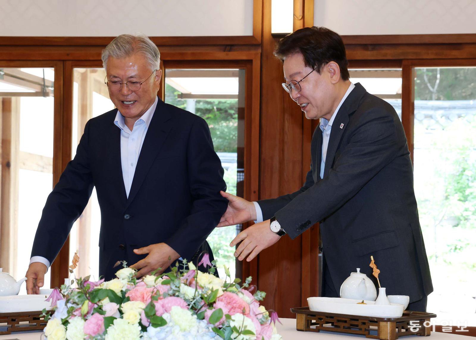 이재명 대통령이 1일 청와대에서 문재인 전 대통령과 오찬 회동에서 문 전 대통령에게 자리를 안 내고 있다. 김재명 기자 base@donga.com