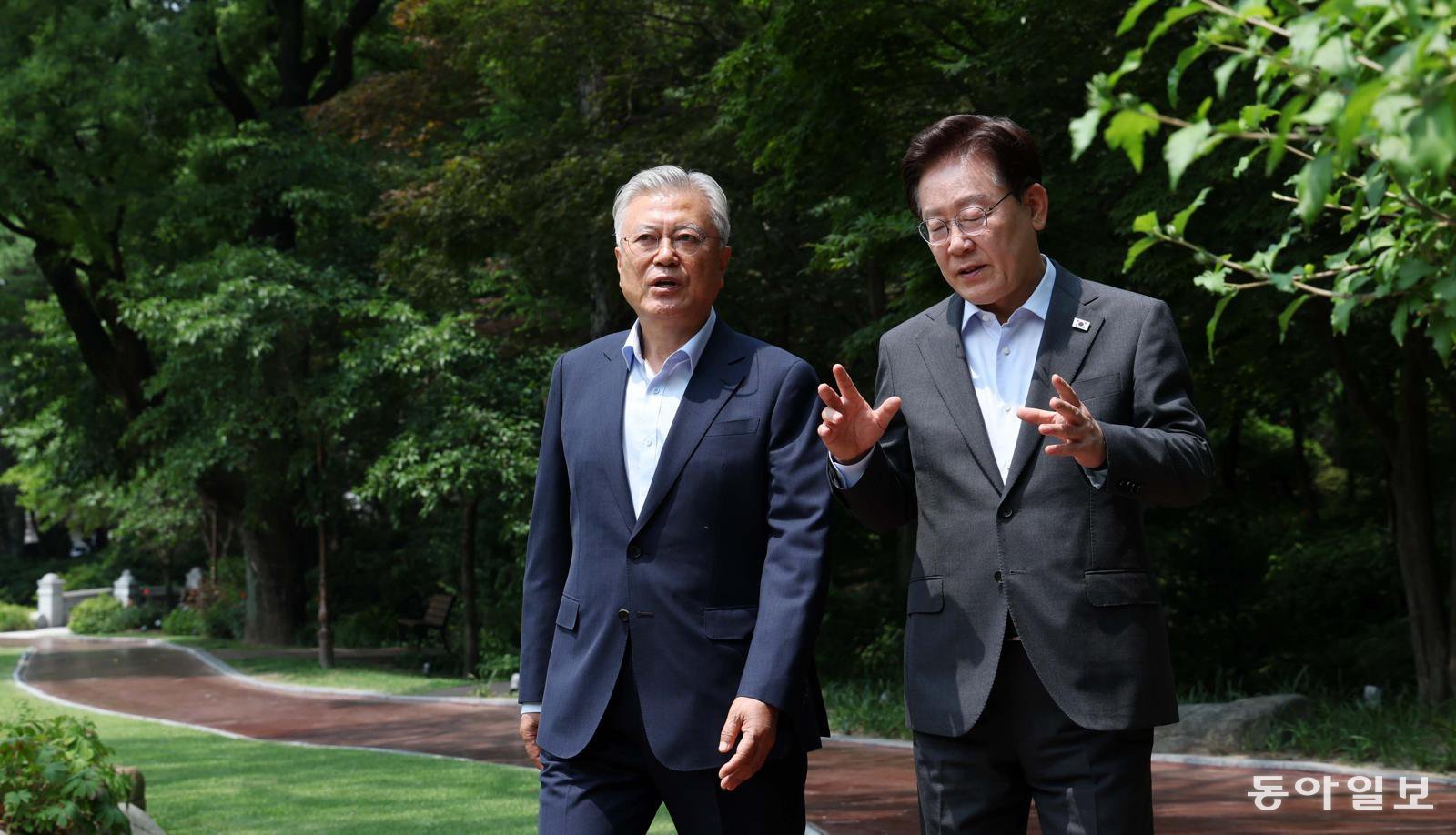 이재명 대통령이 1일 청와대에서 문재인 전 대통령과 함께 오찬을 위해 상춘재로 이동하면서 이야기를 나누고 있다. 김재명 기자 base@donga.com