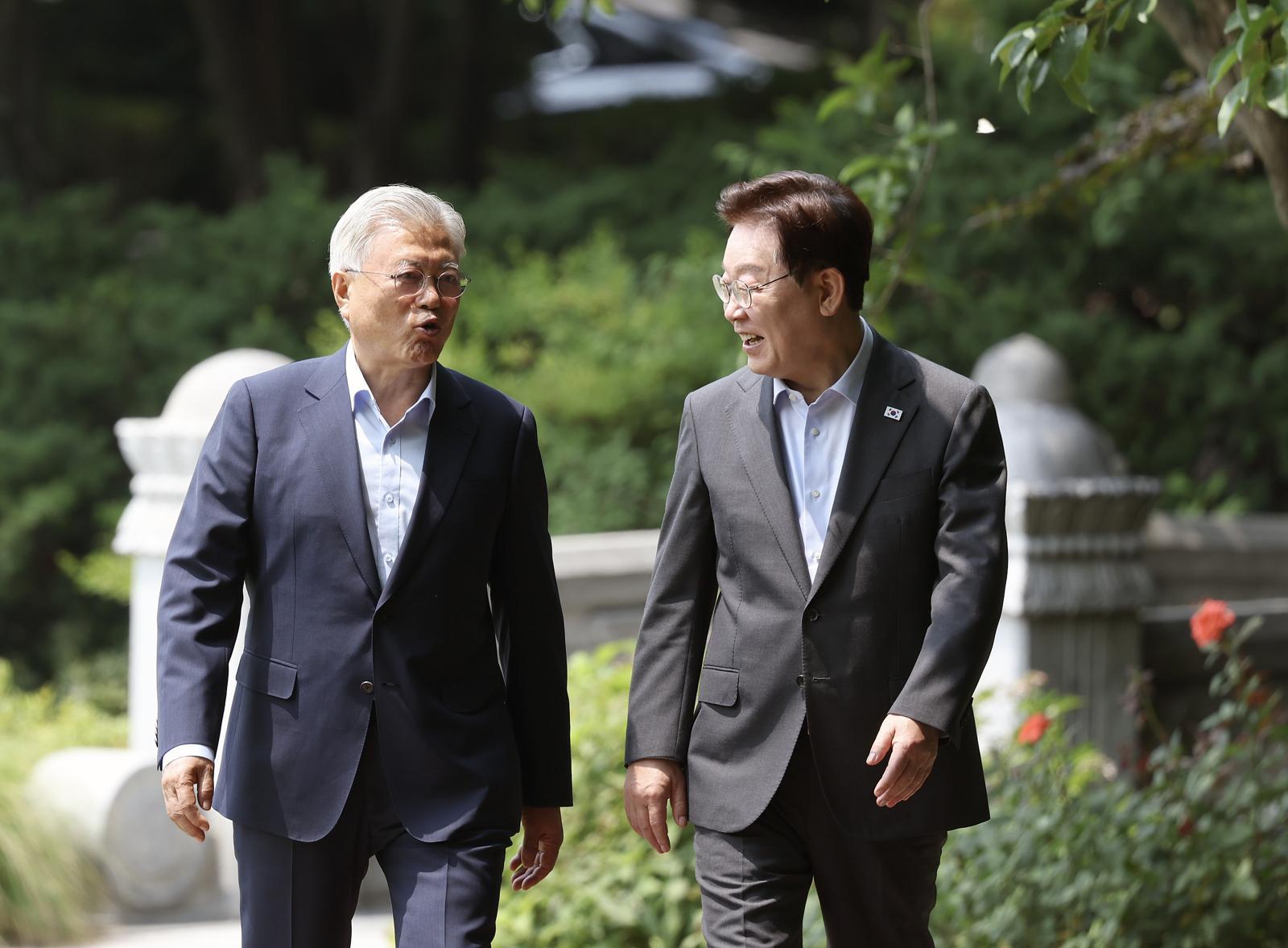 이재명 대통령이 1일 청와대에서 문재인 전 대통령과 함께 오찬을 위해 상춘재로 이동하고 있다. 2026.07.01. 청와대사진기자단
