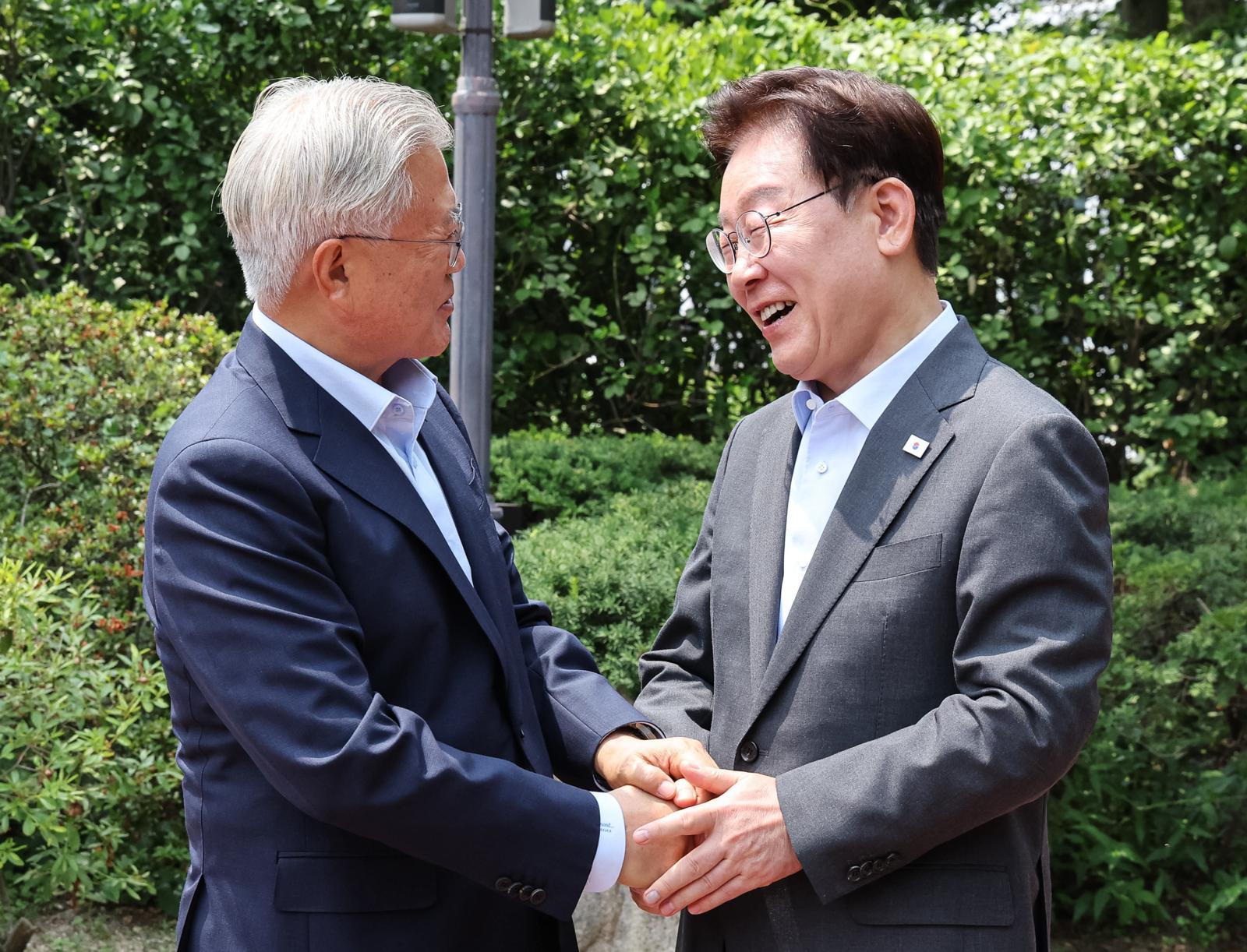 이재명 대통령과 문재인 전 대통령이 1일 청와대 상춘재에서 열린 오찬 회동에 앞서 인사를 나누고 있다. 2026.7.1/뉴스1