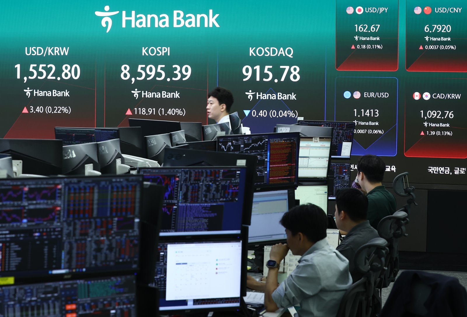 삼전닉스 내리고 인프라 업종 강세…코스피 8300선 등락