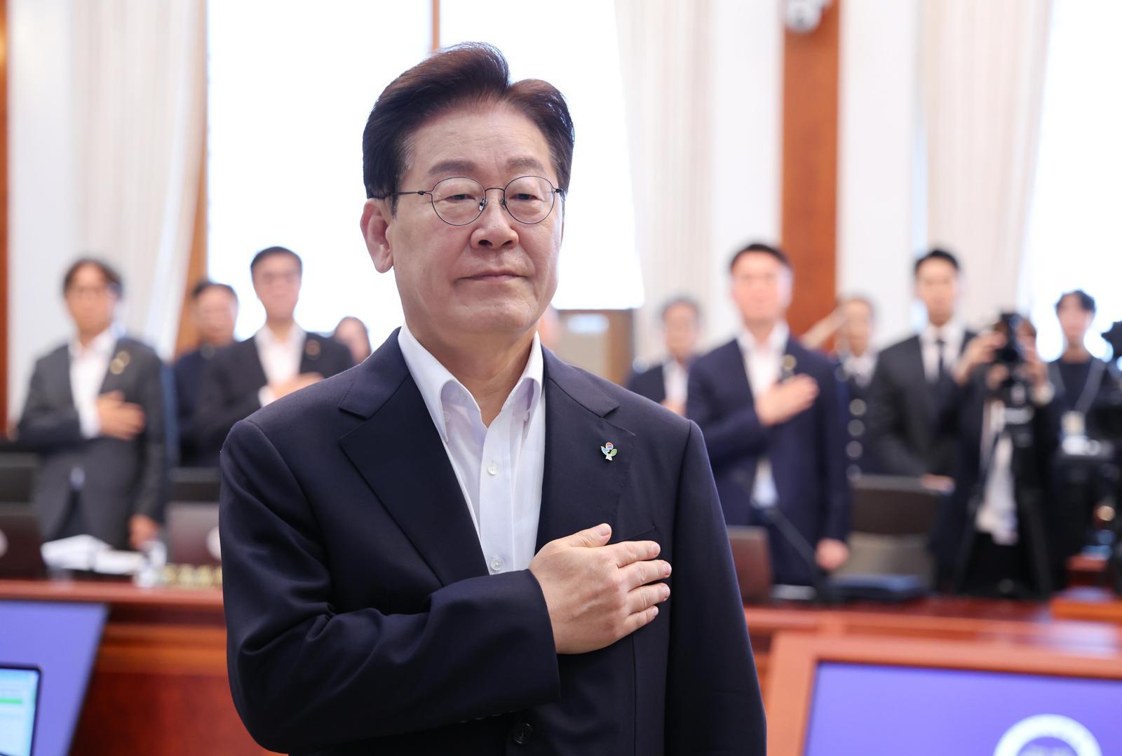 이재명 대통령이 지난달 30일 청와대에서 열린 국무회의 겸 비상경제점검회의에서 참석자들과 국민의례를 하고 있다. 뉴시스