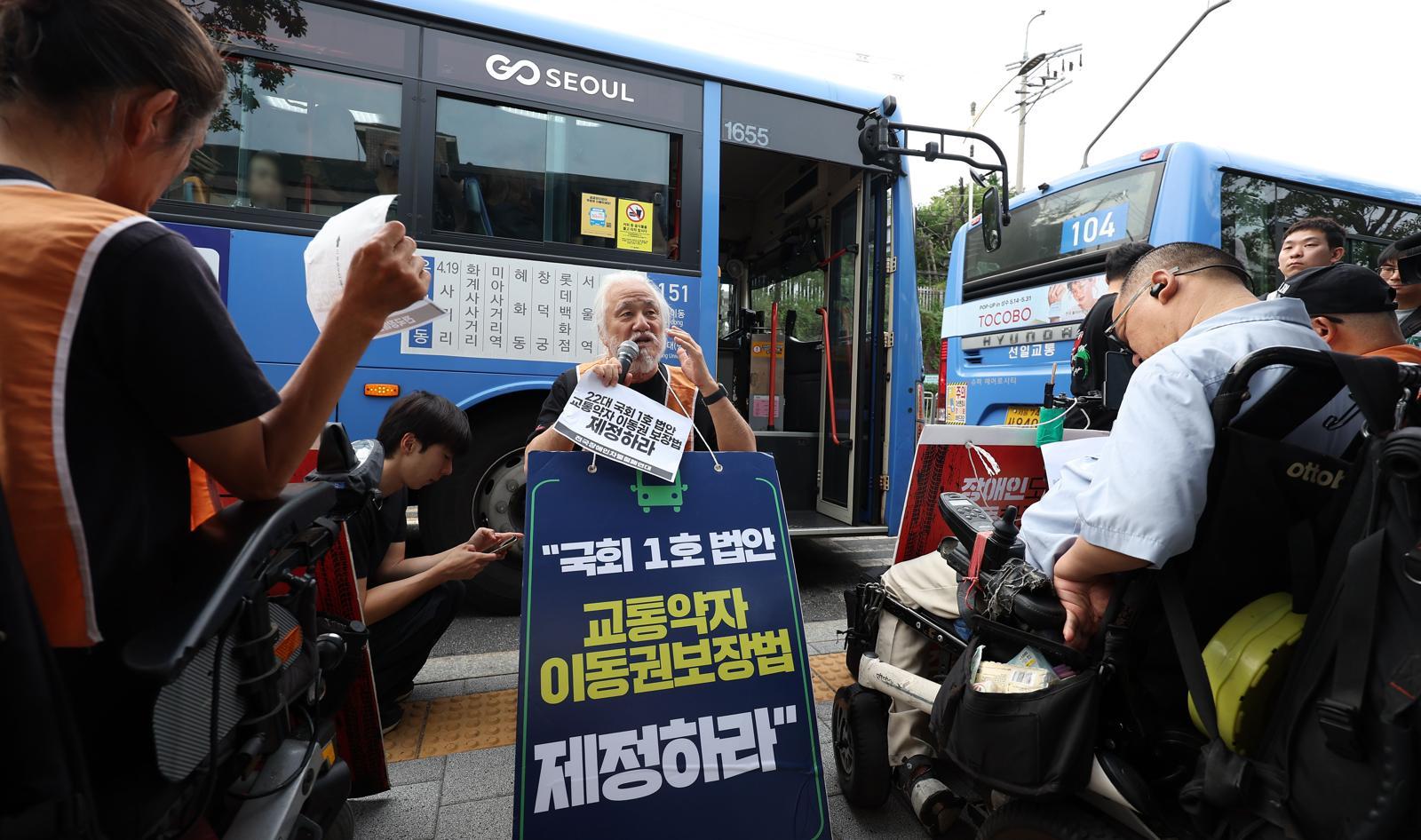 박경석 대표 등 전국장애인차별철폐연대 회원들이 1일 서울 종로구 혜화동의 버스정류장에서 교통약자이동권보장법 전면 개정을 촉구하고 있다. 2026.07.01 [서울=뉴시스]