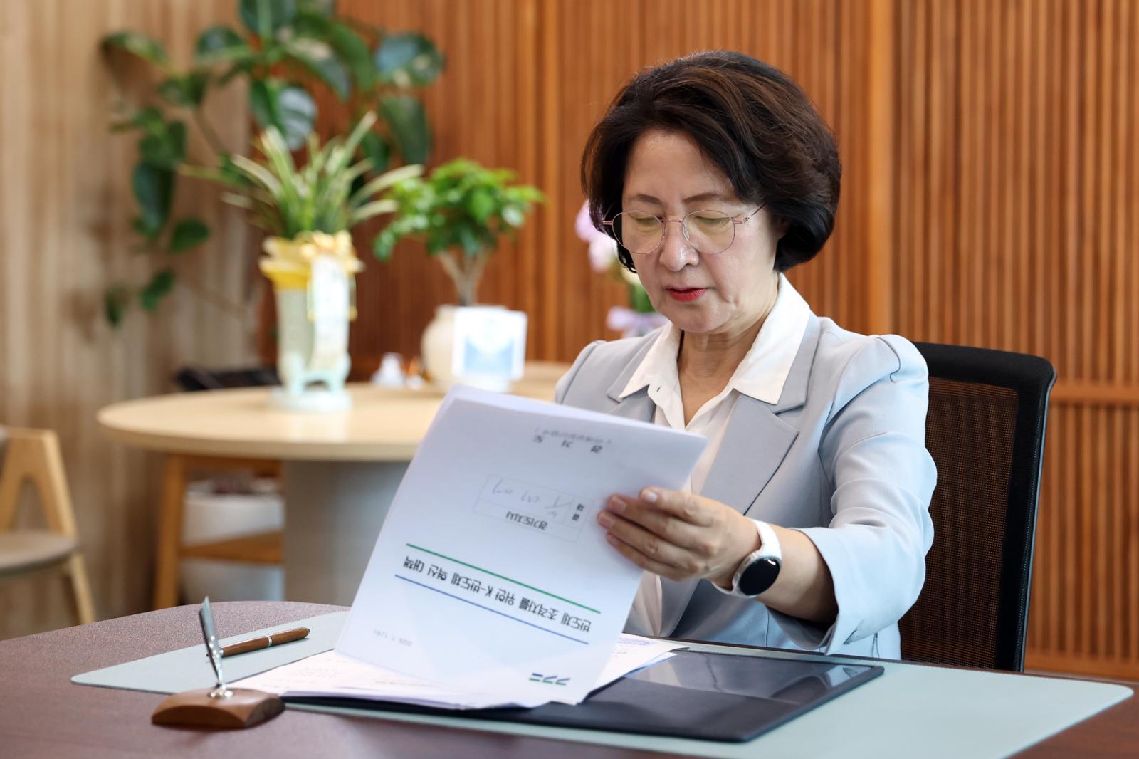 추미애 경기도지사가 제1호 결재로 ‘도지사 직속 반도체전략위원회’를 구성하는 내용이 담긴 ‘반도체 초격차를 위한 K-반도체 혁신 대책’을 살펴보고 있다. 경기도 제공