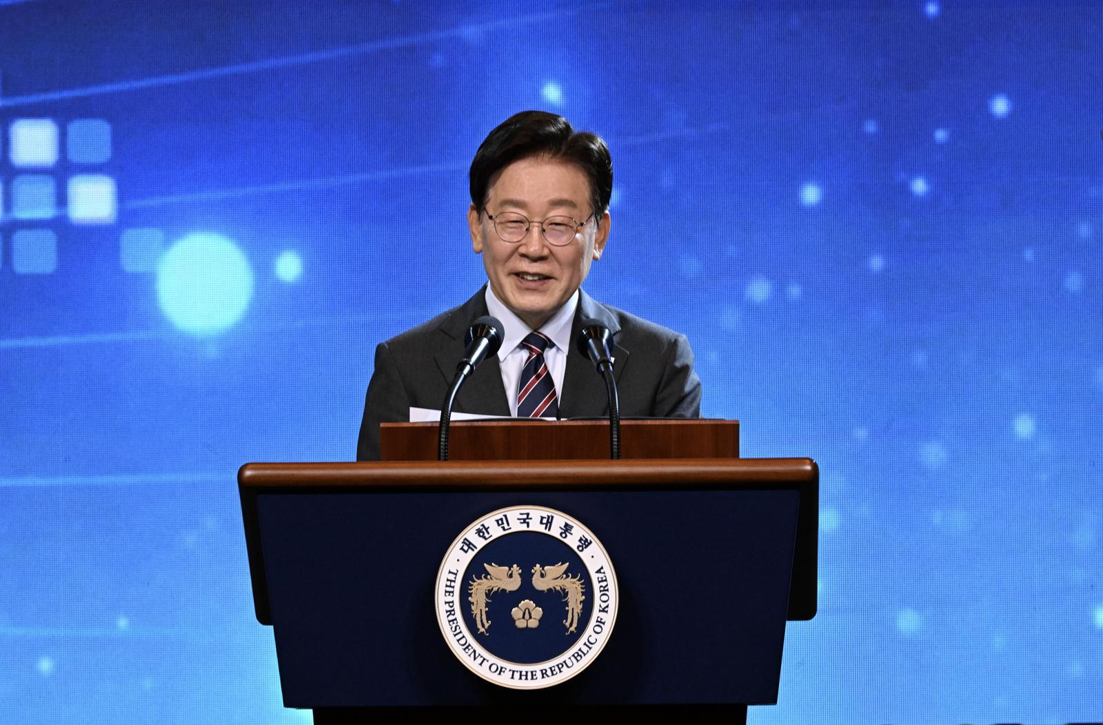 李 “단단하게 빗장 걸린 北의 대문, 열릴 때까지 두드려야”