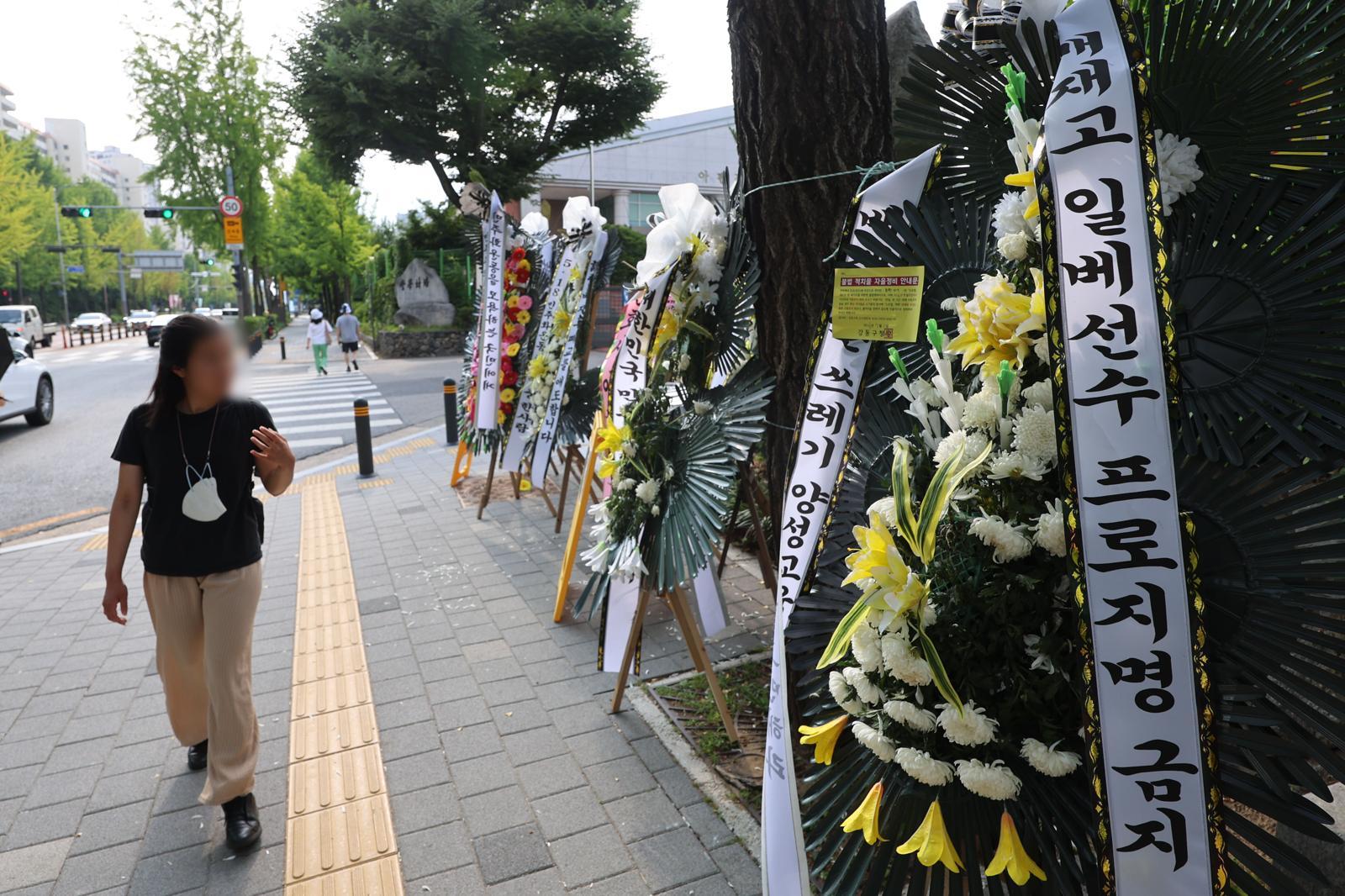 1일 오후 서울 강동구 배재고등학교 정문 앞에 근조화환이 놓여있다.  지난달 29일 배재고는 청룡기 전국고교야구선수권대회 광주제일고와의 경기에서 스타벅스의 ‘5·18 탱크데이’ 논란을 연상시키는 구호를 외쳤다. 이에 대한야구소프트볼협회(KBSA)는 제11차 스포츠공정위원회를 열고 배재고의 전국대회 출전 6개월 정지 중징계를 내렸다. 뉴시스