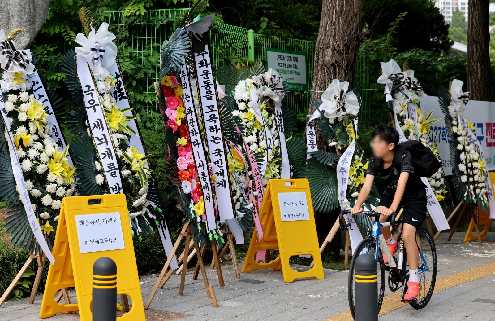 1일 오후 서울 강동구 배재고등학교 정문 앞에 근조화환이 늘어 서 있다.  지난달 29일 배재고는 청룡기 전국고교야구선수권대회 광주제일고와의 경기에서 “가야지, 가야지, 스타벅스 가야지”, “탱크 데이”등 스타벅스의 ‘5·18 탱크데이’ 논란을 연상시키는 구호를 외쳤다. 뉴시스