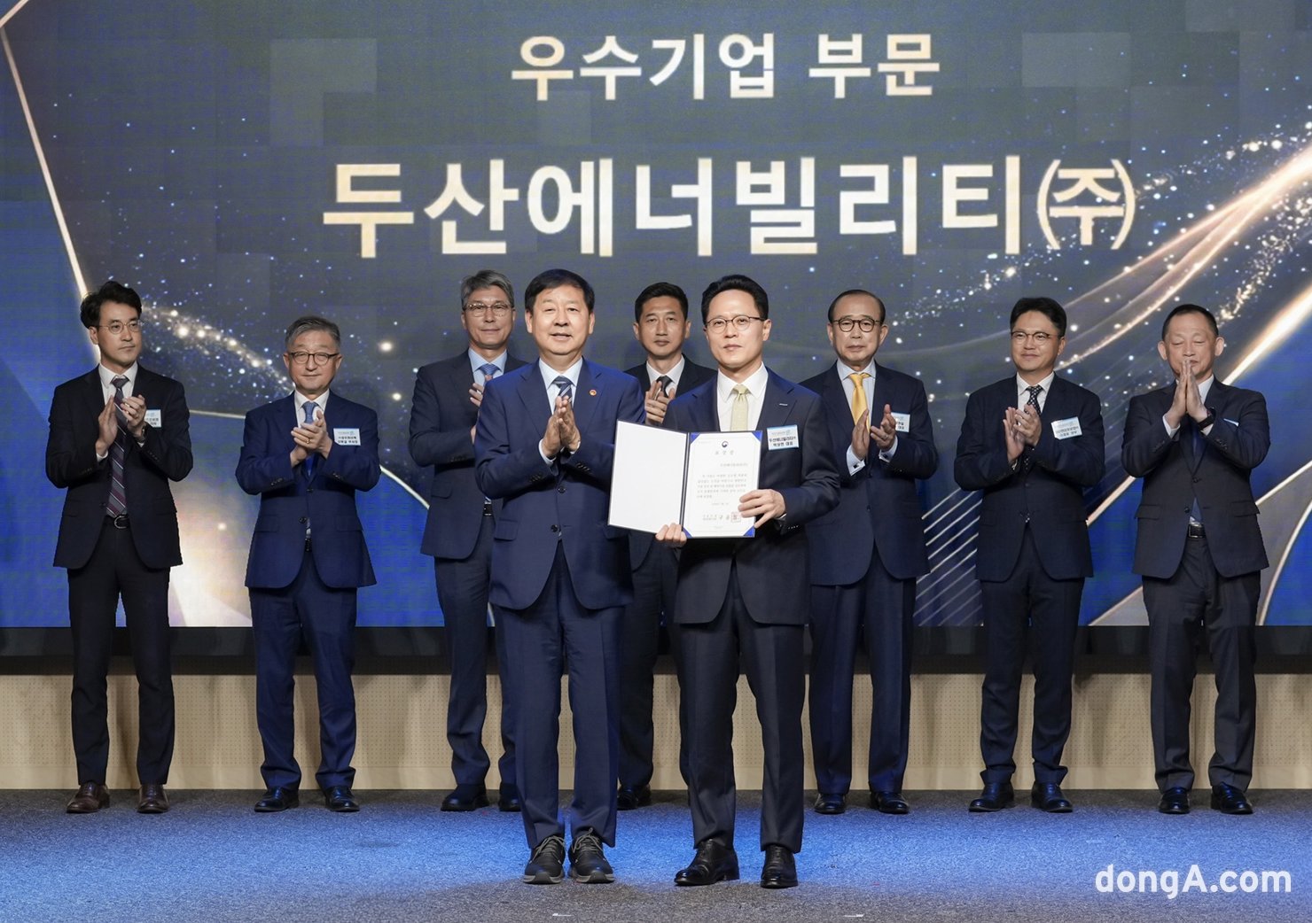 박상현 두산에너빌리티 사장(앞줄 오른쪽)이 한국수출입은행 창립 50주년 기념식에서 구윤철 경제부총리(앞줄 왼쪽)로부터 표창을 받고 기념촬영을 하고 있다. 두산에너빌리티 제공