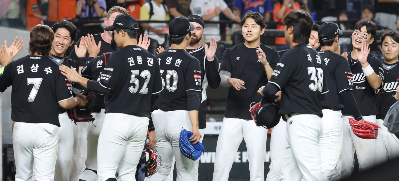 1일 대전 한화생명볼파크에서 열린 2026 신한 SOL KBO리그 KT위즈와 한화 이글스의 경기에서 KT가 역전승하며 선수들이 기뻐하고 있다. 2026.7.1 ⓒ 뉴스1