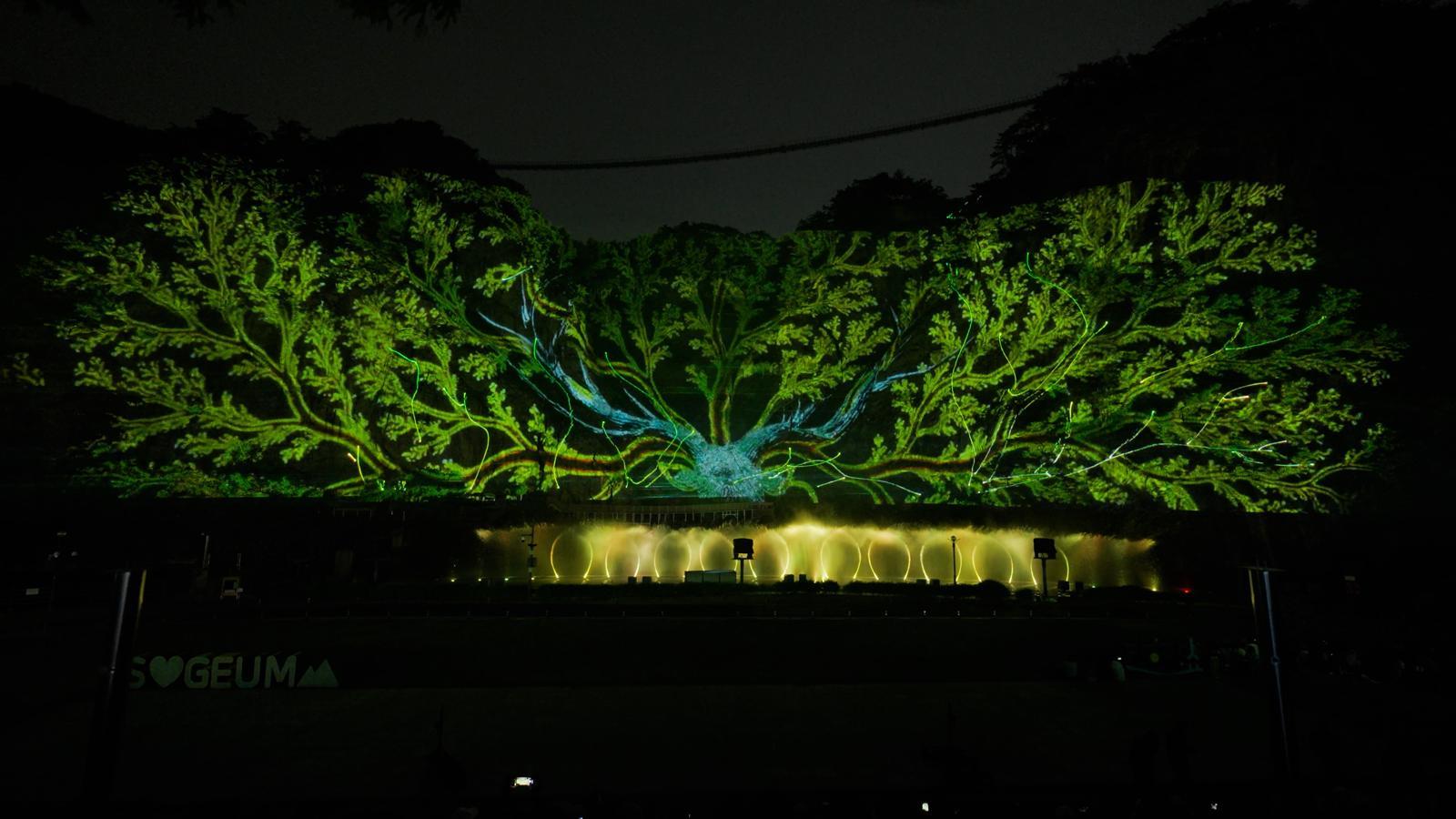 소금산 암벽에서 펼쳐지는 나오라쇼(Night of Light Show).