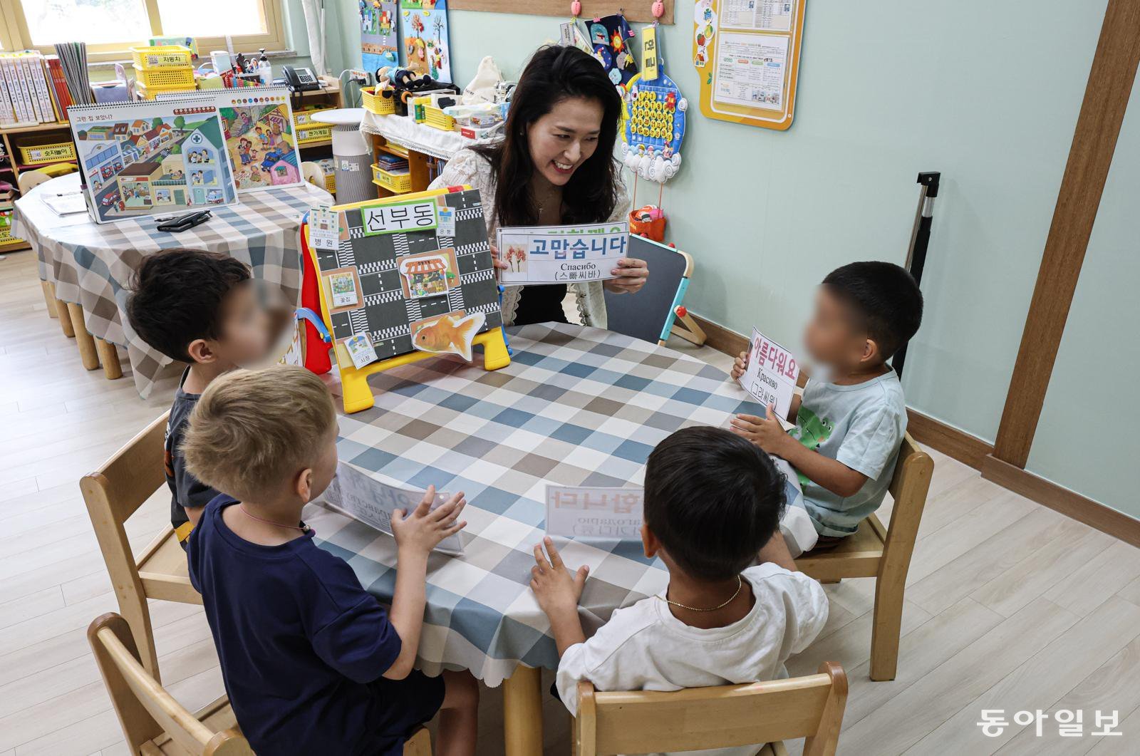 지난달 24일 경기 안산 선일초등학교 병설유치원 다문화 특별학급에서 이주 배경 어린이들이 한국어 수업을 받고 있다. 이주배경 어린이들은 일반학급에서 교육을 받다가 다문화 특별학급에서 따로 한국어 교육과 생활 적응 교육을 받는다. 안산=이한결 기자 always@donga.com