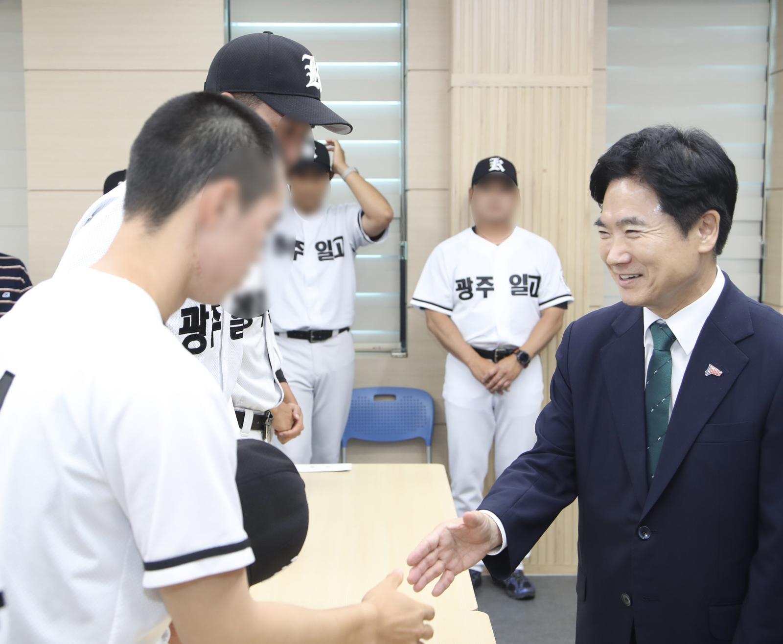김대중 전남광주통합특별시교육감이 취임 첫 날인 1일 광주제일고등학교를 방문해 배재고와의 경기에서 “가야지 가야지 스타벅스 가야지＂·＂탱크데이＂ 등 지역비하 발언을 들은 야구부 선수들을 위로하고 있다. 전남광주통합특별시교육청 제공