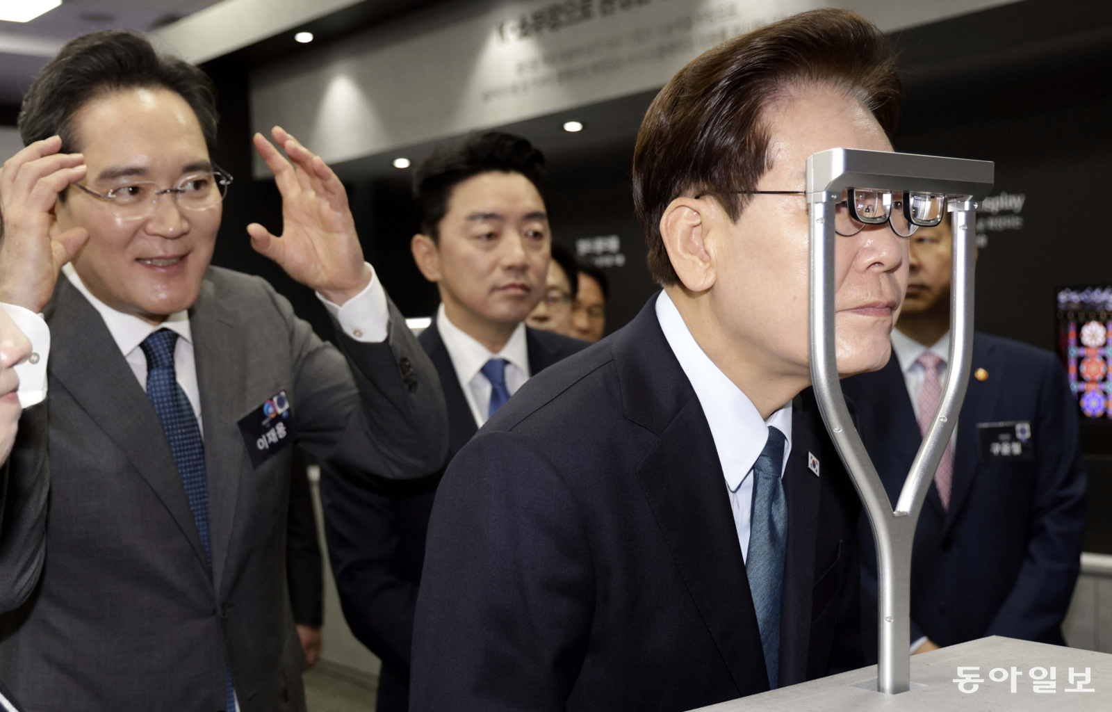 이재명 대통령이 2일 충남 아산 삼성디스플레이 아산 캠퍼스에서 열린 충청권  첨단산업 발전비전 국민보고회에 앞서 AR 글래스를 보고 있다. 아산=김재명 기자 base@donga.com