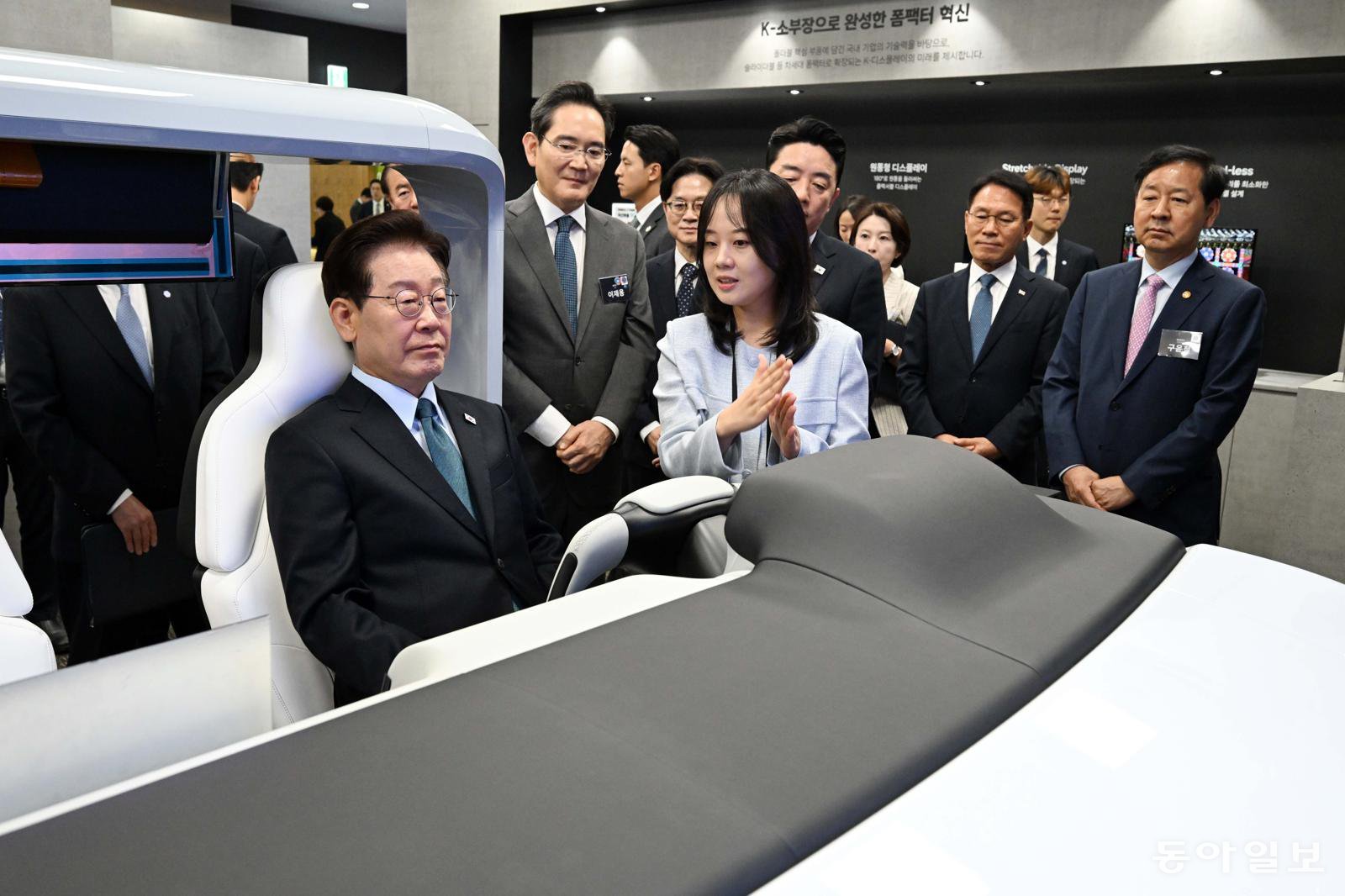 이재명 대통령이 2일 충남 아산 삼성디스플레이 아산 캠퍼스에서 열린 충청권  첨단산업 발전비전 국민보고회에 앞서 스마트자동차에 탑승해 설명을 듣고 있다. 아산=김재명 기자 base@donga.com
