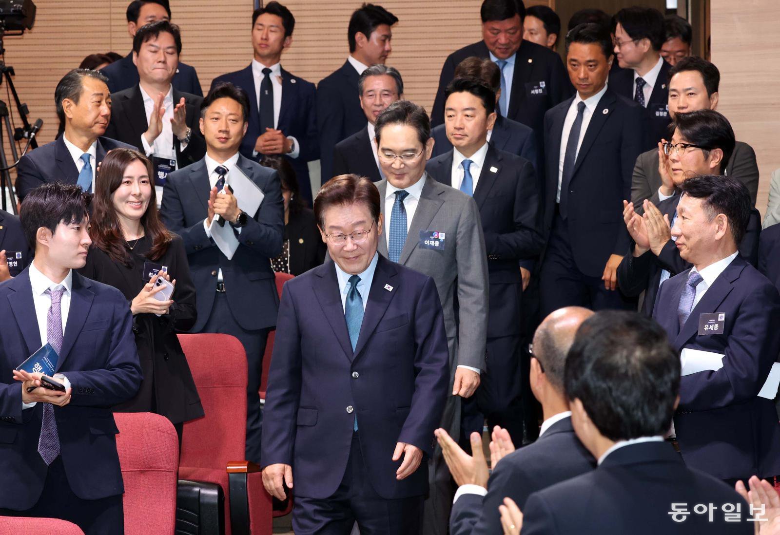 이재명 대통령이 2일 충남 아산 삼성디스플레이 아산 캠퍼스에서 열린 충청권  첨단산업 발전비전 국민보고회에 입장하고 있다. 아산=김재명 기자 base@donga.com