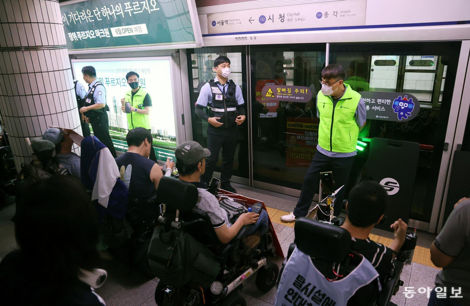 전장연, 6개월만에 지하철 탑승 시위 재개…출근길 혼잡 빚어