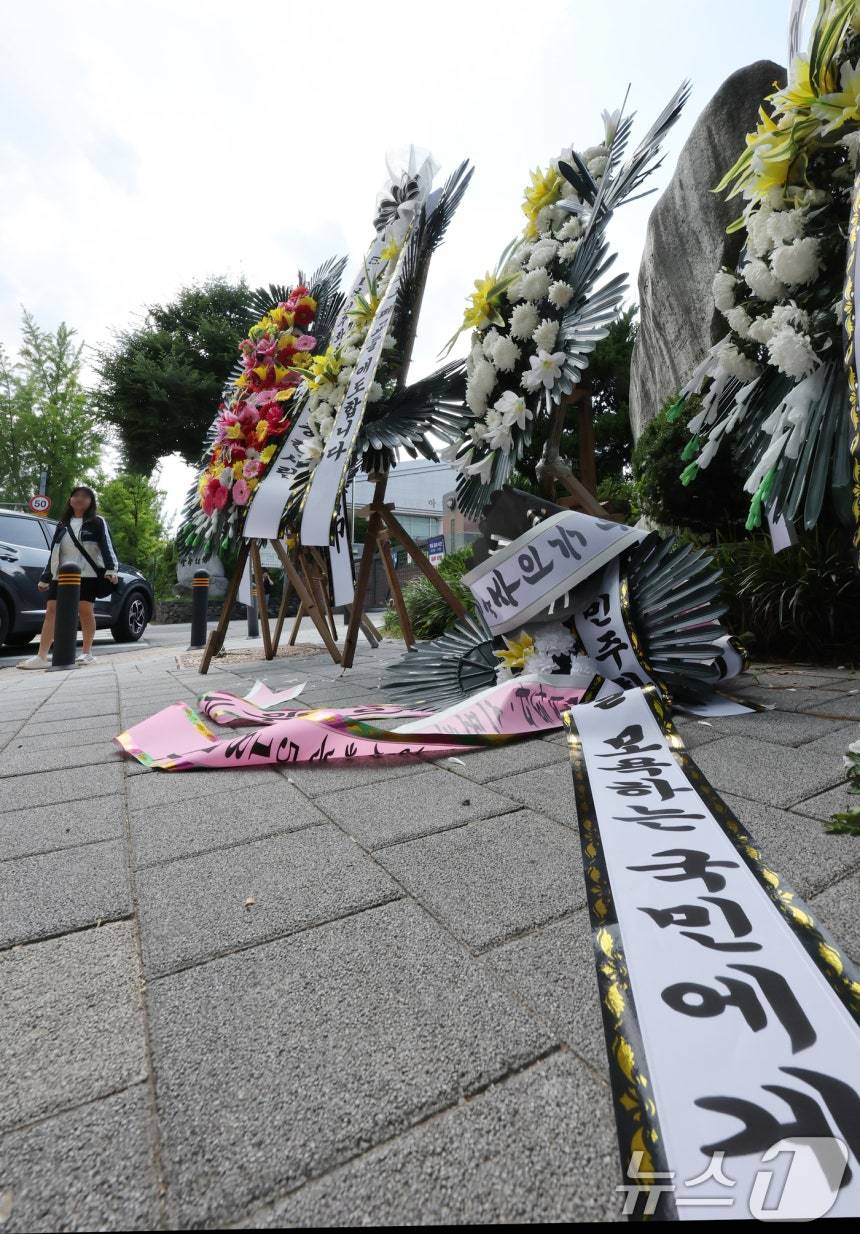 “근조화환 발로 ‘뻥’…배재고 반성 기대 말라” 주장…목격담까지