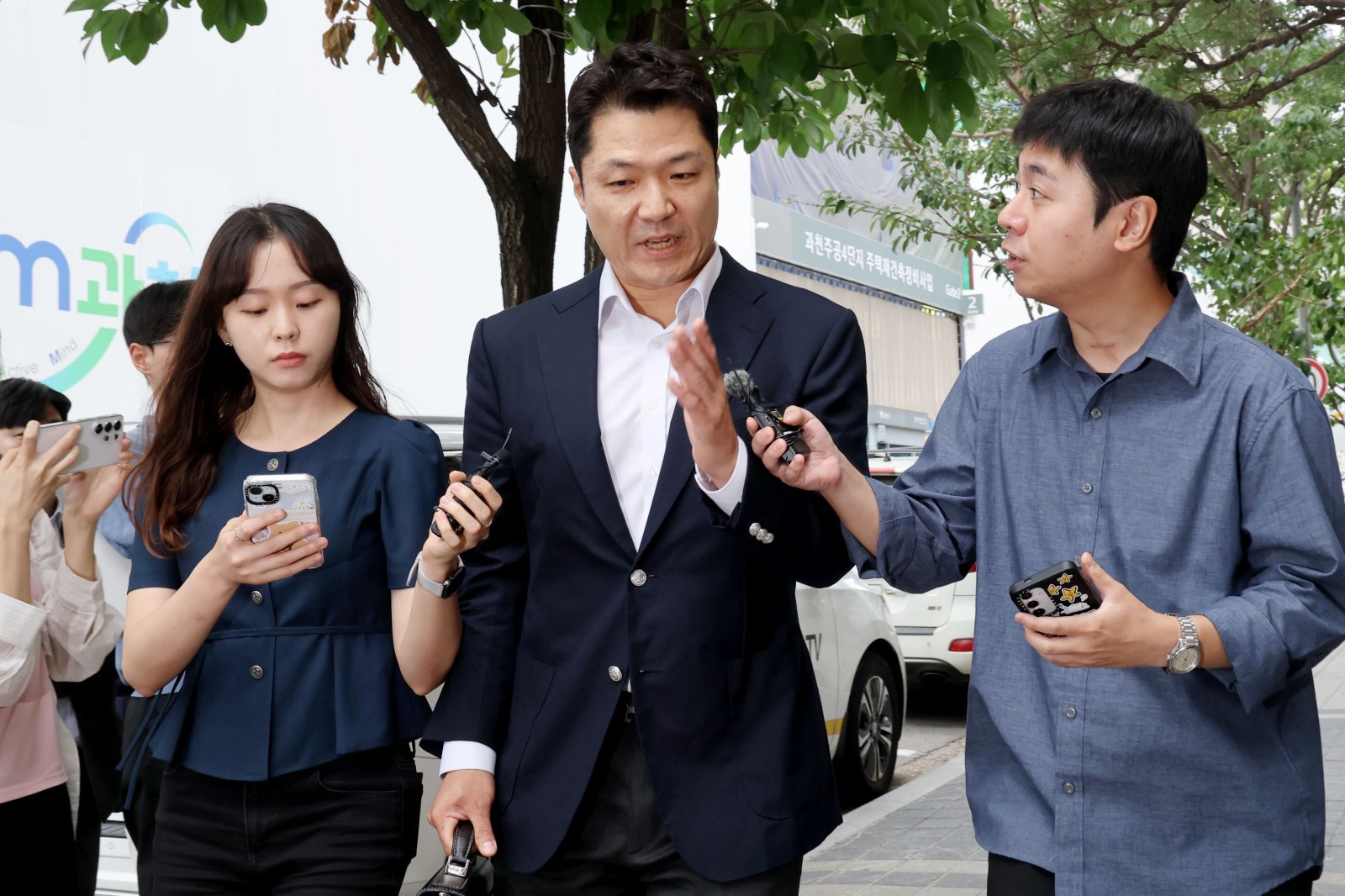 김건희 여사의 ‘도이치모터스 주가조작’ 사건의 주임 검사였던 최재훈 전 서울중앙지검 반부패수사2부장이 2일 오전 경기 과천 2차 종합특검 사무실에 피의자 신분으로 조사를 받기 위해 출석하고 있다. 최 검사는 김 여사를 최종 불기소하기 전 ‘혐의없음’으로 결론을 정해놓고 수사 보고서를 사후 수정했다는 혐의(허위공문서 작성)를 받고 있다. 2026.7.2 ⓒ 뉴스1