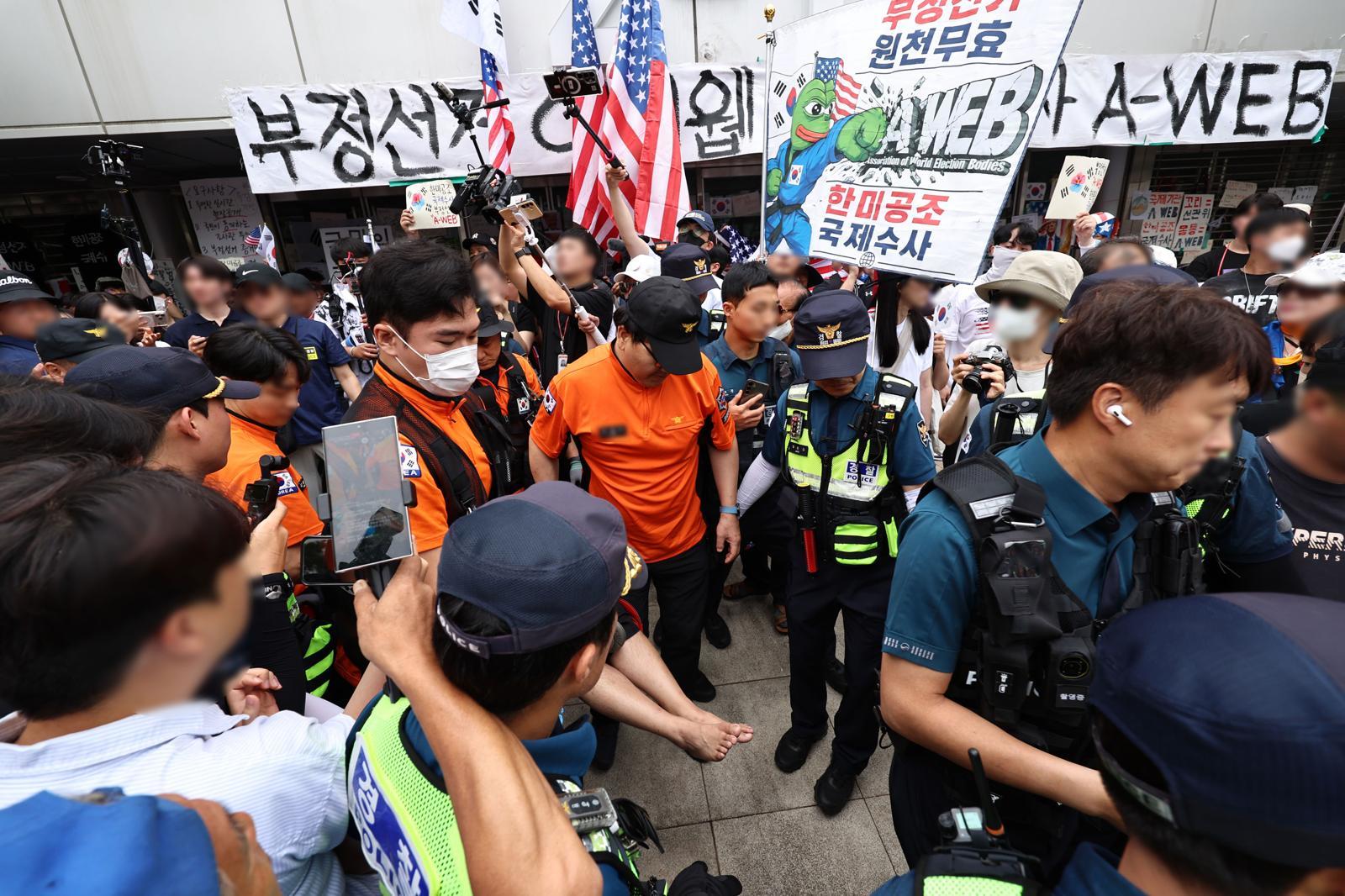 2일 서울 송파구 올림픽공원 핸드볼경기장 개표소 앞에서 국조특위 현장조사를 앞두고 시위 참가자 간 충돌이 일어나 경찰과 구급대원이 현장을 수습하고 있다. 2026.7.2/뉴스1