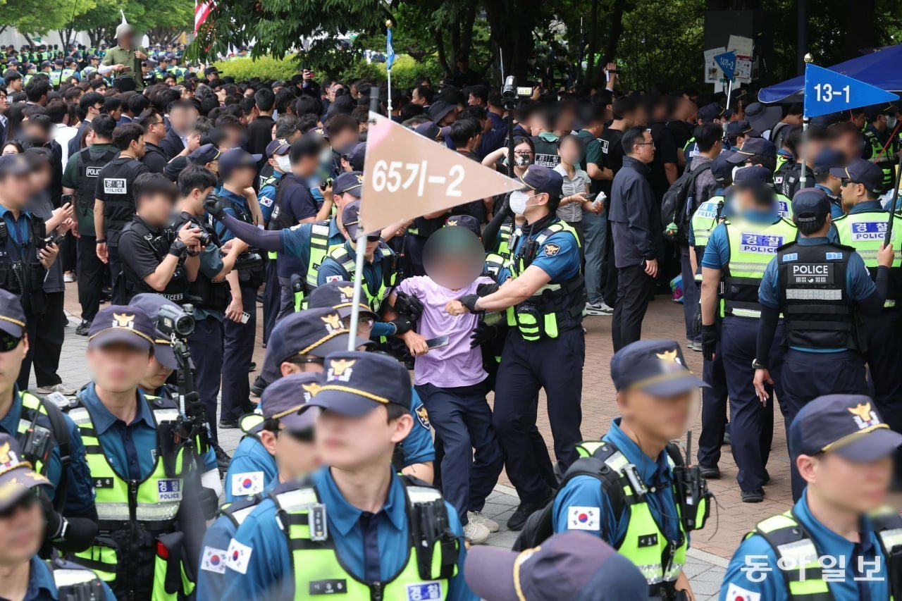 2일 오후 서울 송파구 올림픽공원 핸드볼경기장 개표소 앞에서 경찰이 일부 시위 참가자들을 연행하고 있다. 이한결 기자 always@donga.com