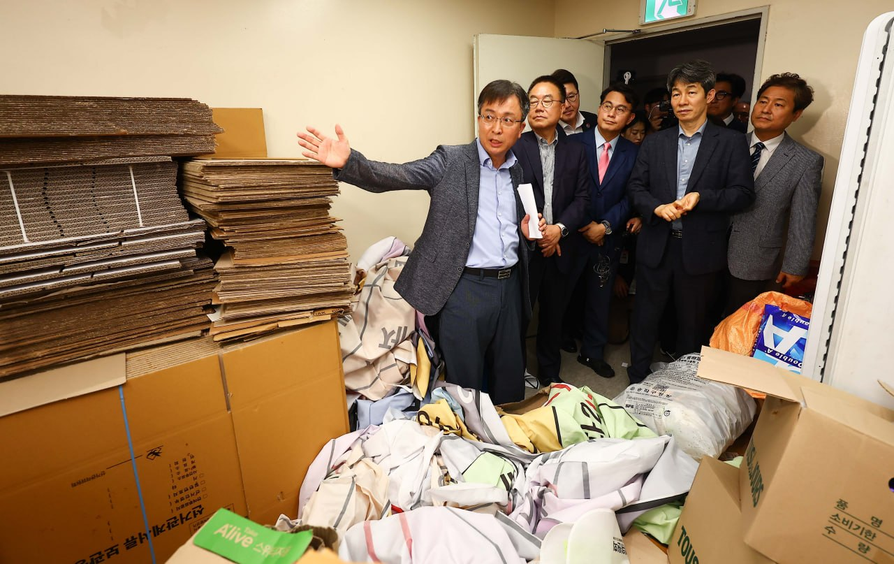 6·3 지방선거 투표용지 부족 사태를 조사 중인 윤상현 국회 국정조사특별위원회 위원장을 비롯한 위원들이 2일 서울 송파구 올림픽공원 내 개표소를 방문해 투표용지 보관 박스를 살펴보고 있다. 사진공동취재단