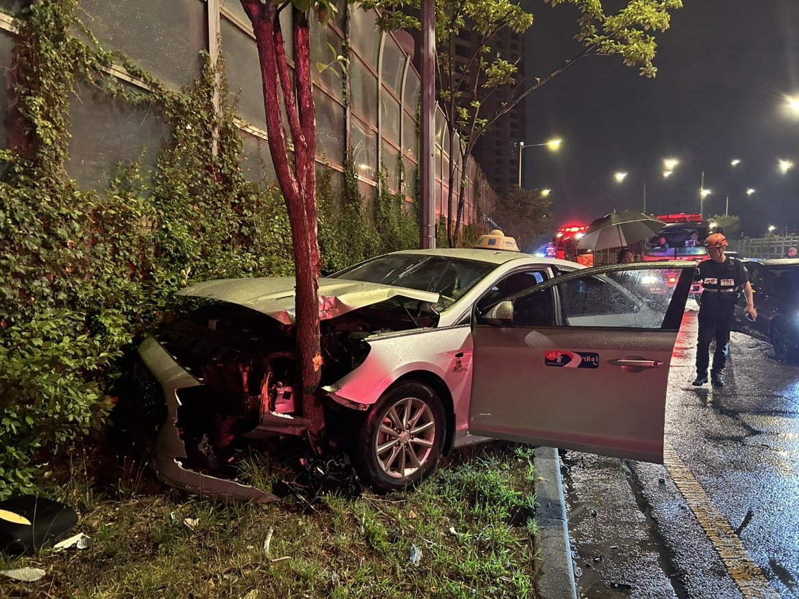 새벽 용산구서 택시가 가드레일 박고 ‘쾅쾅쾅’…3명 병원 이송