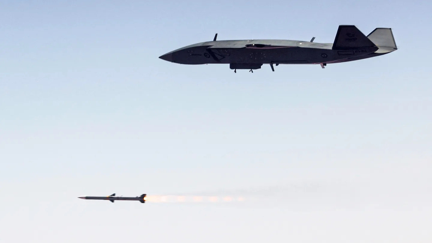 고스트배트(MQ-28)가 지난해 12월 호주에서  중거리공대공미사일을 시험발사고 있다.  출처 미 보잉